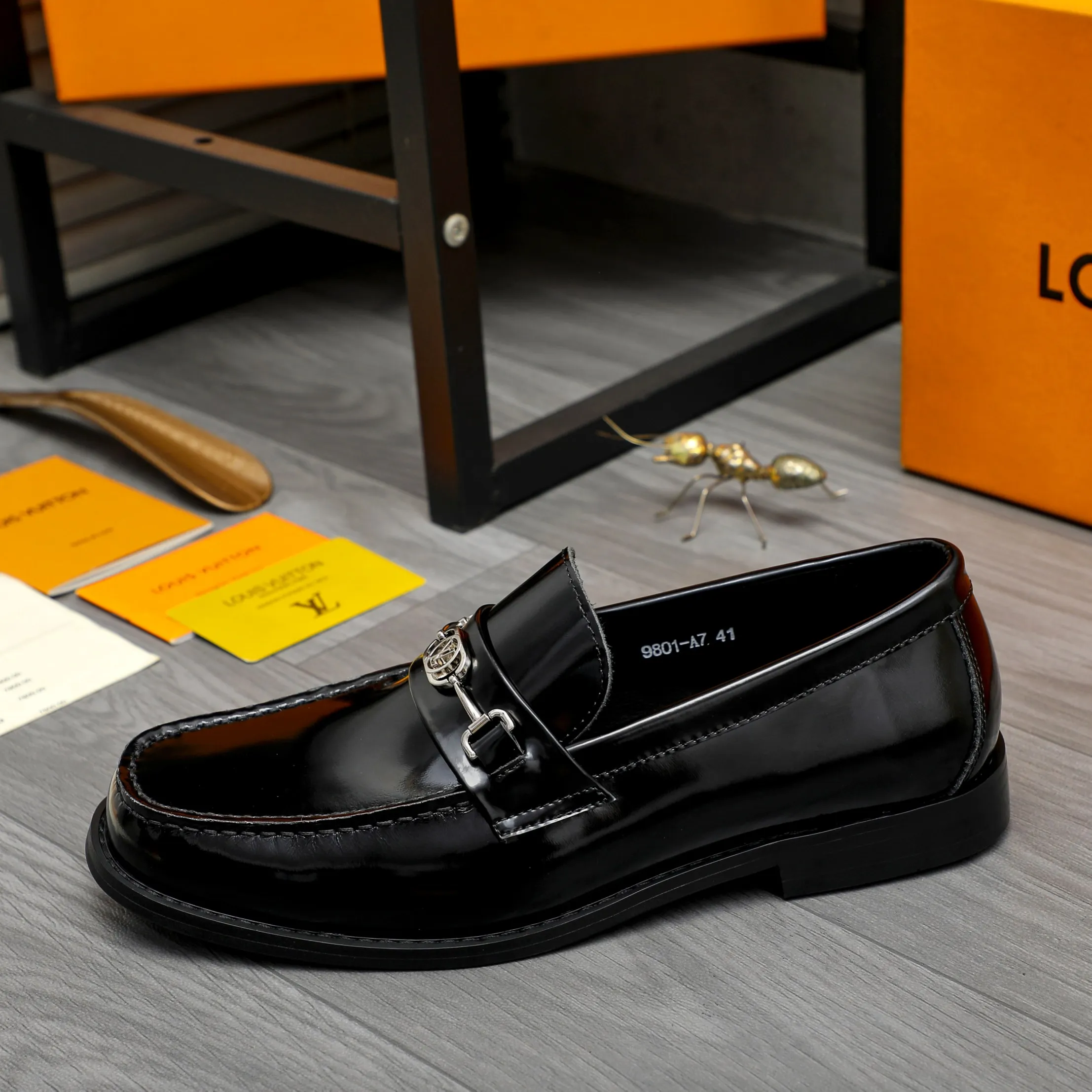 Men's shoes 💰p460 Product trademark: LV (Louis Vuitton) business slip-on leather shoes. Regular size: 38-45 (45 is custom-made and non-returnable) Product materials: Selected high-quality pearlescent cowhide upper, cowhide lining, original rubber outsole